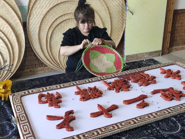 张红霞工作照 (1).jpg 张红霞工作照 (1).jpg