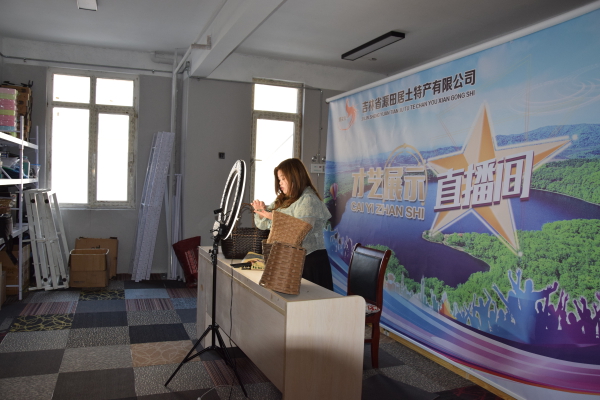 张红霞工作照 (4).JPG