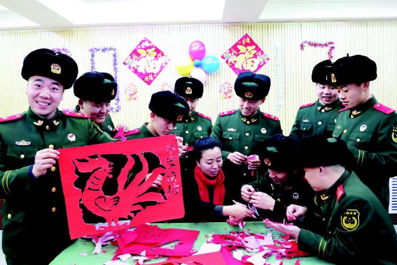 张焰传授满族撕纸艺术